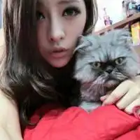  一个黑色衣服男生旁边站了个白色红脸的猫求助情侣头像求速度解答