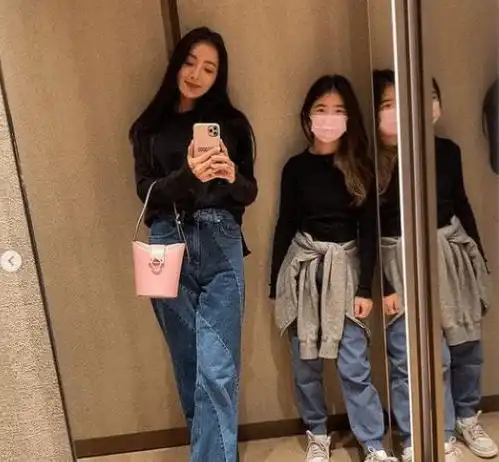  曹格妻女近照曝光母女玩自拍,11岁女儿高颜值好身材不输妈妈