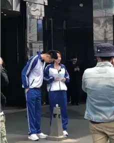  张嘉倪买超夫妇穿校服录节目,两人甜蜜互动像极了校园小情侣