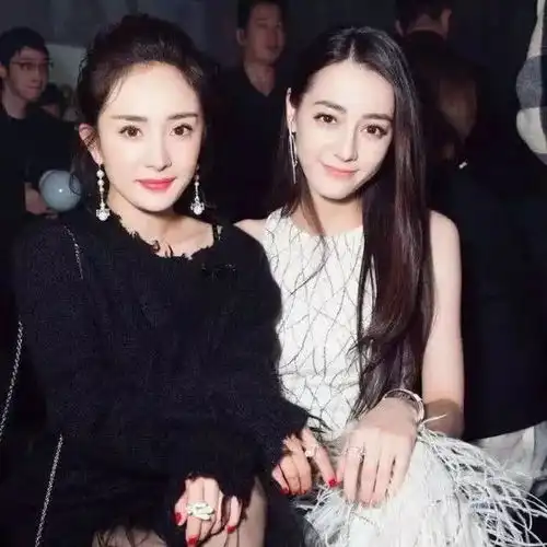  这个盛典又年轻又好玩,杨幂杨洋热巴马思纯来了,我一点不意外