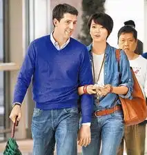  梁咏琪欢度37岁生日与老公激吻8次图