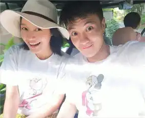  朱丹带女儿现身机场,全程母爱爆棚,手上婚戒太抢镜