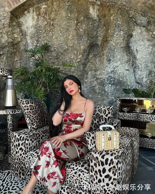  卡戴珊家族真人秀演员,凯莉詹纳携6岁女儿郊游,性感亮相意大利