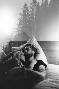  情侣床上的亲密瞬间性感与浪漫让人窒息