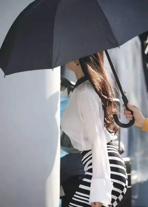  杨幂的身材比例真是绝了,穿上包臀裙之后,感觉更有女人味了