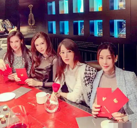方媛和闺蜜聚会,坐成一排的她们长成一样,完全认不出哪位是她