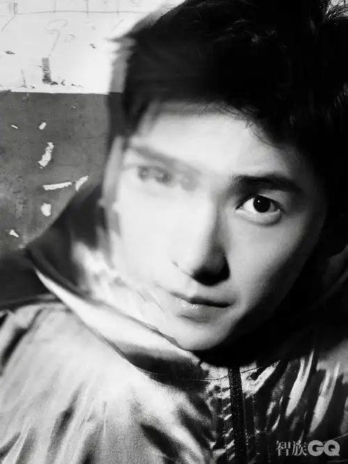  杨洋智族gq开年刊封面公开向阳而生的俊朗美男释放无限魅力