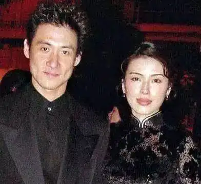  张学友56岁老婆,年轻时居然这么美,与她合照的女星都输了