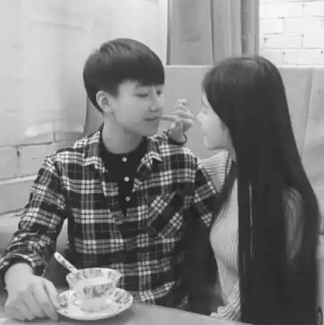  女生突然对你发4字qq,臭弟弟恭喜了,她多半是想倒追你