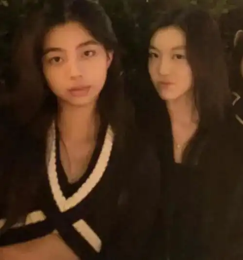 李亚鹏女儿李嫣与闺蜜聚餐,16岁颜值身材俱佳,气质神似妈妈王菲