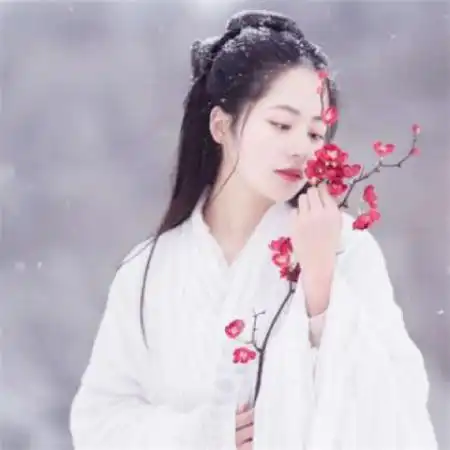  好看的微信古风头像女,手拿桃花冷艳无比