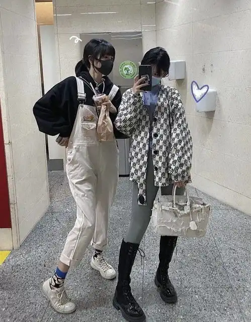 告别高冷扑克脸,闺蜜合拍就要搞怪登场