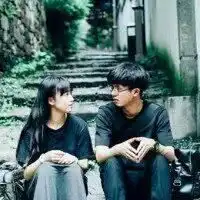 一左一右情侣头像摇晃双人借风拥你的意境情侣头像一男一女