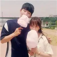  吃棉花糖的情侣头像