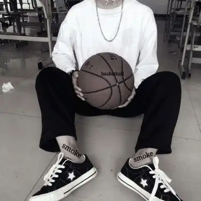  篮球头像男生霸气图片抱着篮球的男生头像