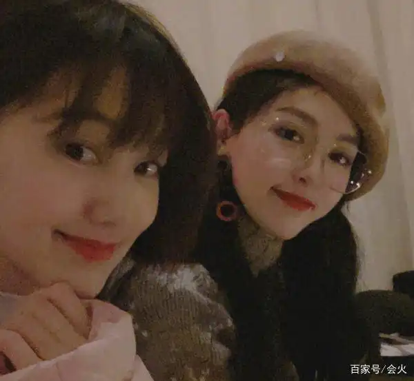 主持人王冠同框闺蜜唐嫣似少女,38岁仍单身,搭档李咏曾帮她征婚