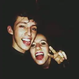  这个图片是情侣的,求下一张,有知道的吗,谢谢