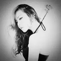  谁有黑白色女生头像啊不要带字,霸气一点的