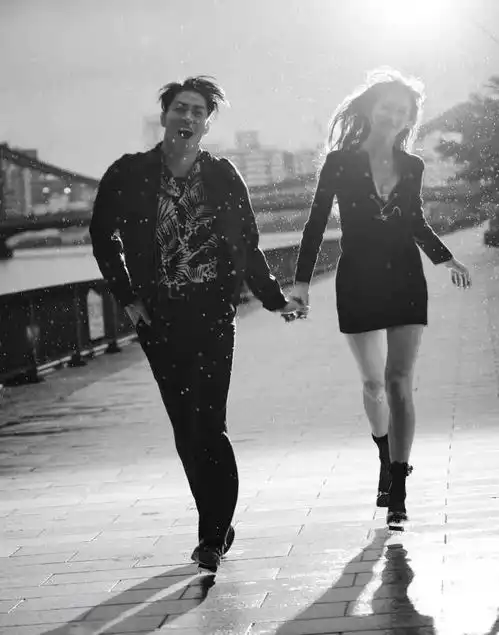  林志玲与小7岁日本老公太浪漫,雨中漫步舞蹈,全程腻歪超甜