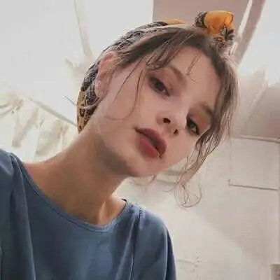  网易云前任约我出来,竟撞见了女友,她哭着跑开,我刚想追,却被前任拉住