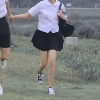  清新情侣头像两张配对的野外情头真人一人一半