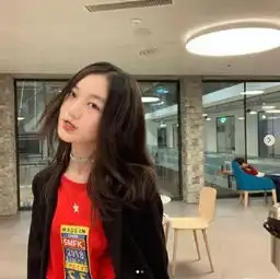 王菲女儿李嫣和闺蜜合影像连体婴,不仅造型一致,就连表情都一样