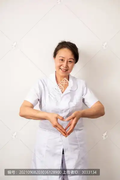 医生比爱心手势