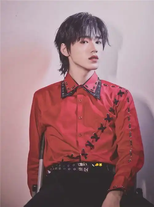  宋亚轩录节目被放女装照,甜美可爱太惊艳,小宋害羞问到我漂亮吗
