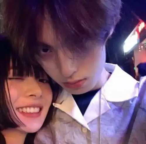  情侣头像丨把你放在心里也要抱在怀里