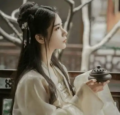  军婚军营隐婚7年,意外撞见他怀抱下属,她冷笑携300亿嫁妆消失