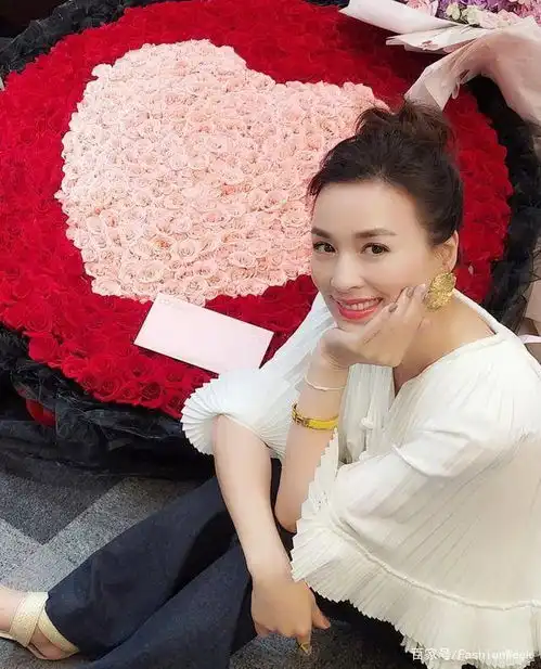 好闺蜜陶虹现身张庭直播间,条纹闺蜜装形同姐妹,奔五状态大好
