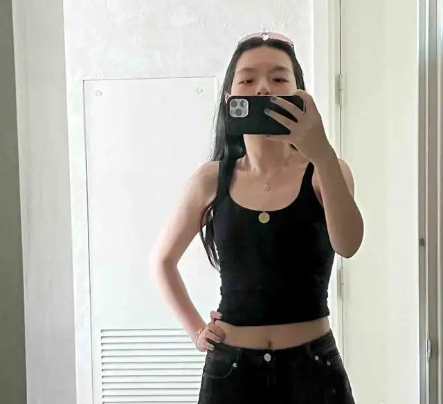  李咏女儿法图麦晒素颜自拍,穿黑色吊带性感又酷飒,妈妈转发力挺