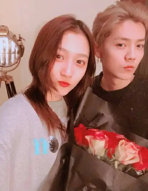  鹿晗录节目暗戳戳秀恩爱疑故意穿23号衣服隔空示爱关晓彤