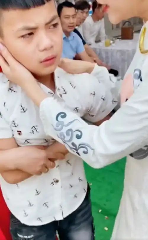  姐姐远嫁,弟弟舍不得,将头紧紧靠在姐姐胸上,蓝衣大哥表情亮了