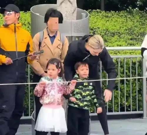 闹大了撒贝宁携混血龙凤胎亮相迪士尼,颜值逆天引网友疯狂