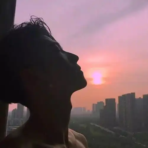  男生头像像雾无声伏击