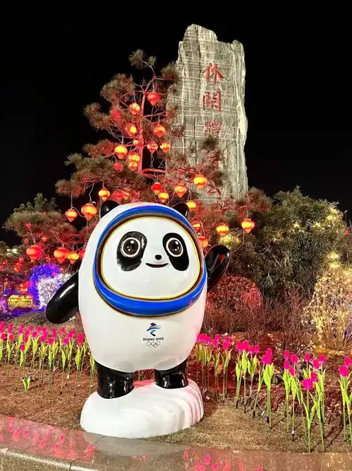 冬奥吉祥物冰墩墩雪容融现身威海