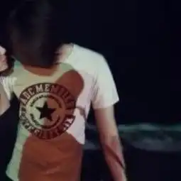  亲昵的颜色拥着你干净的嘴唇