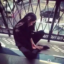  校园女神美女足球经理空中一字马着恒大球衣