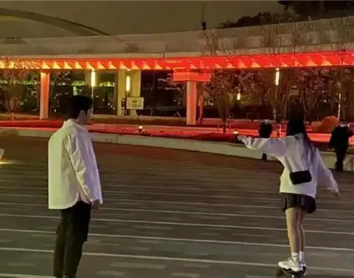  黄晓明和叶珂秀恩爱,一起玩滑板网友晒视频称玩滑板女子是路人