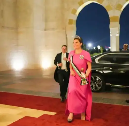  莱后罕见扎着马尾参加活动跟老公穿着情侣款,可惜没去约旦王室