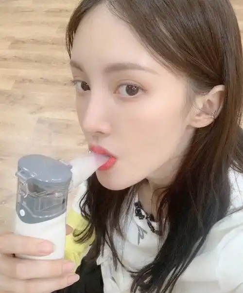  看到金晨给黄圣依提鞋,刘芸的表情太精彩了,这才是真实的内娱