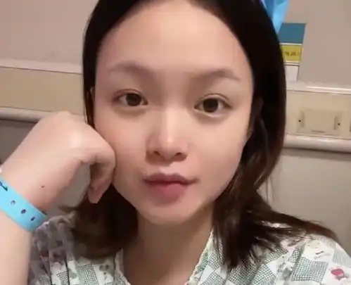 浙江一女子剖腹产回家,丈夫和公公将其抬上楼,一举一动令人羡慕