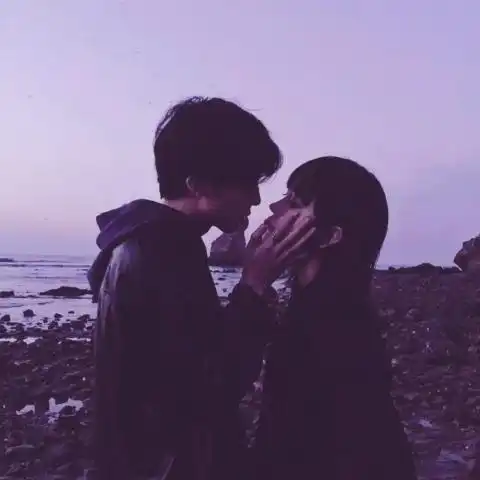  情侣头像接吻一图两人两人拥抱接吻情侣头像一对两张