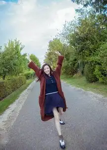  倪妮暗红色的晚礼服内搭黑色牛仔裤,网友这样穿搭真心看不懂