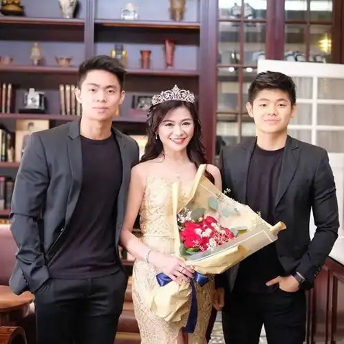  冻龄妈妈走红,与儿子似情侣,健身习惯已保持多年