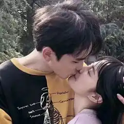  情侣头像幸运的人一生会遇见两次爱情,一次耗尽热情,一次融化坚冰