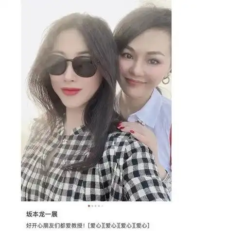 朱珠和闺蜜看展拍照巧遮孕肚,女明星孕期也是美美的