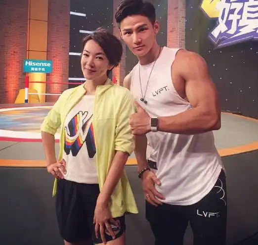  性感情侣在线喂狗粮,那个火爆微博的臀神竟嫁给了一个胖子,这就是爱情最美好的样子吧