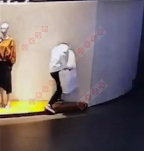  陕西一男子疑与妻子闹矛盾,随后用头撞墙,直接把墙撞个坑